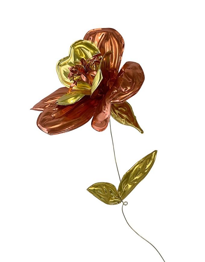 Flor escultórica Siena de metal en tonos cobre y dorado